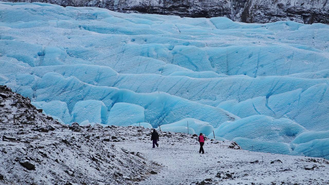 Unser Archivbild zeigt Wanderer 2018 am Fuße des Skaftafellsjökull-Gletschers.
