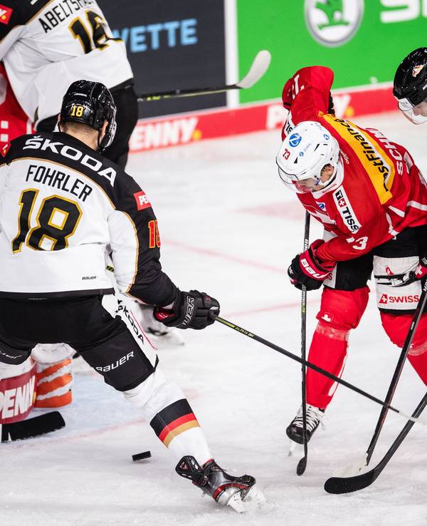 Der Schweizer Sandro Schmid (3. v.r.) schießt aufs Tor von Deutschlands Dustin Strahlmeier (l).