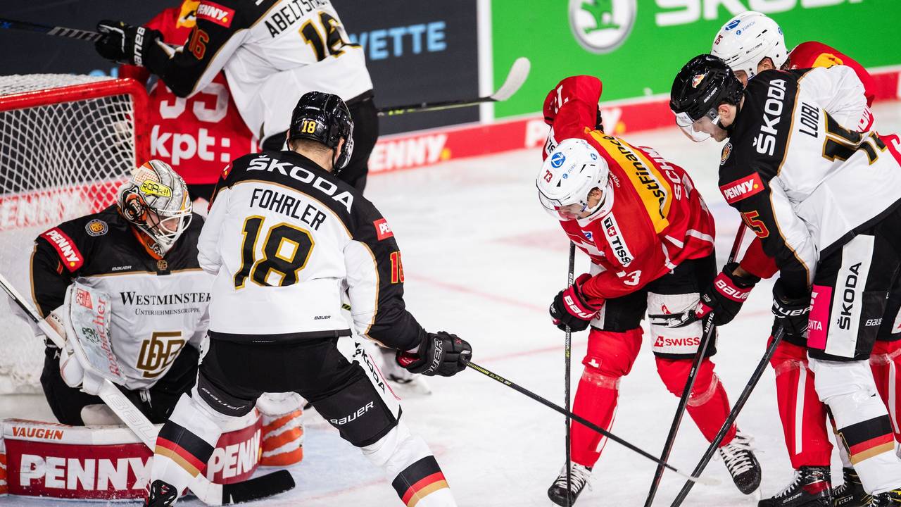 Der Schweizer Sandro Schmid (3. v.r.) schießt aufs Tor von Deutschlands Dustin Strahlmeier (l).