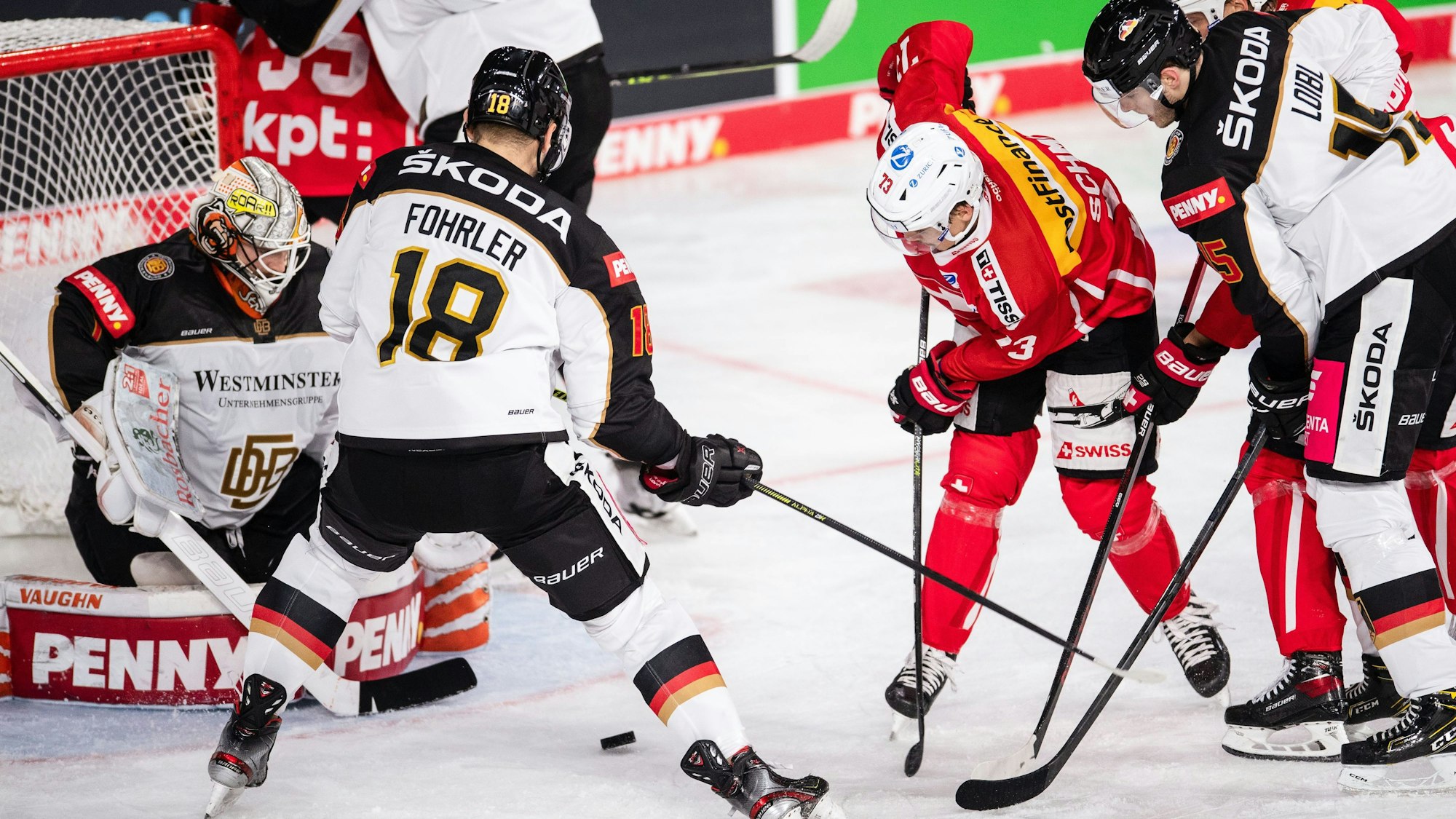 Der Schweizer Sandro Schmid (3. v.r.) schießt aufs Tor von Deutschlands Dustin Strahlmeier (l).