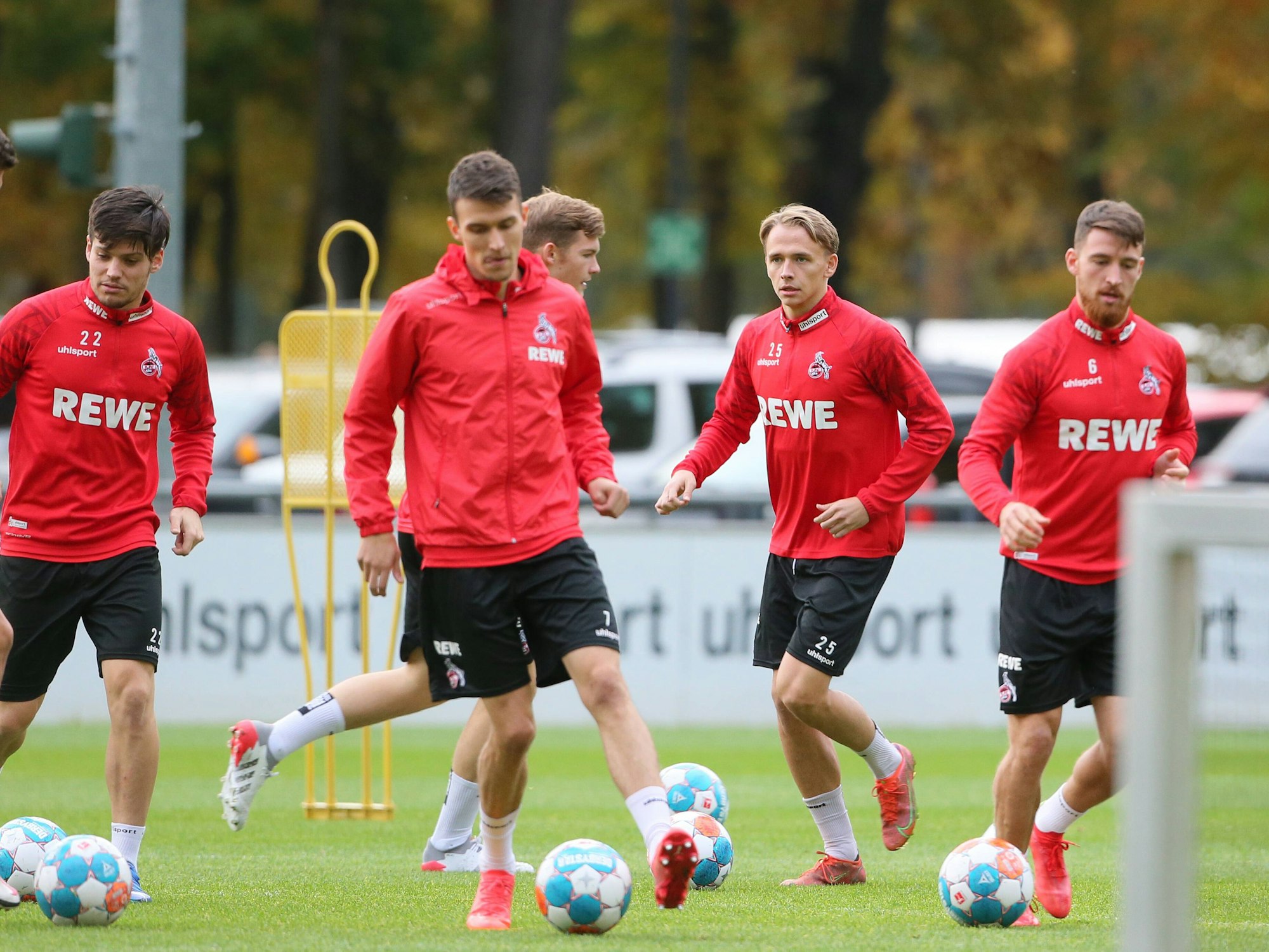 Mathias Olesen führt den Ball im Training mit den FC-Profis.