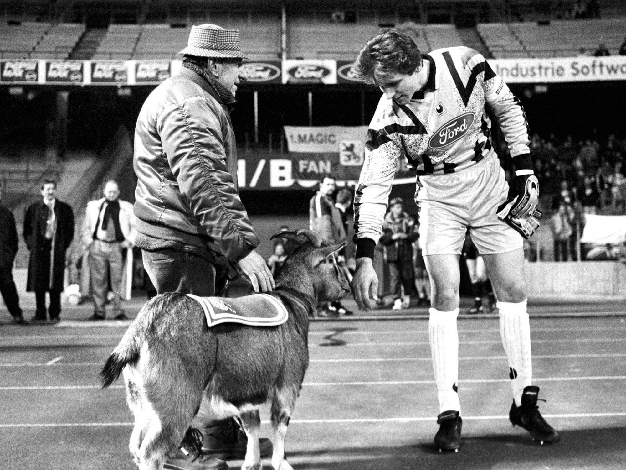 Legenden unter sich: Bodo Illgner grüßt den neuen FC-Geißbock Hennes VII. am 15. März 1996.