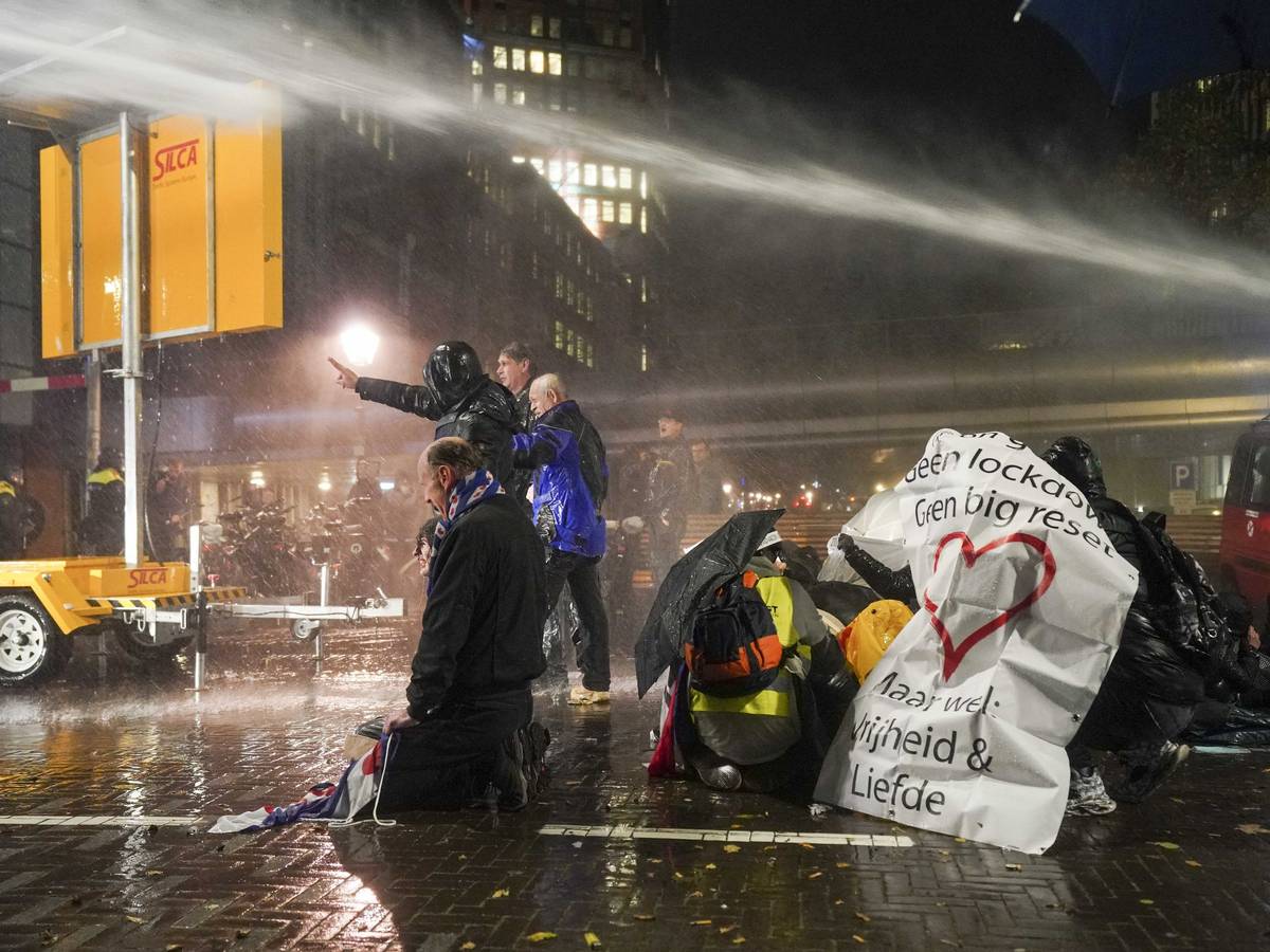 Proteste in den Niederlanden: Obwohl die Fallzahlen und Inzidenzen bedrohlich steigen, wollen die Demonstranten keine strikteren Corona-Maßnahmen dulden. Ist ihnen egal, dass bald kein patz mehr auf den Intensivstationen ist? Unser Foto zeigt die Demonstranten in Den Haag.