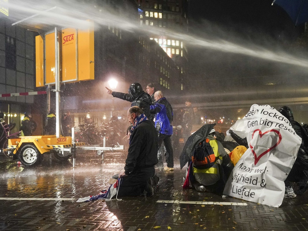 Proteste in den Niederlanden: Obwohl die Fallzahlen und Inzidenzen bedrohlich steigen, wollen die Demonstranten keine strikteren Corona-Maßnahmen dulden. Ist ihnen egal, dass bald kein patz mehr auf den Intensivstationen ist? Unser Foto zeigt die Demonstranten in Den Haag.