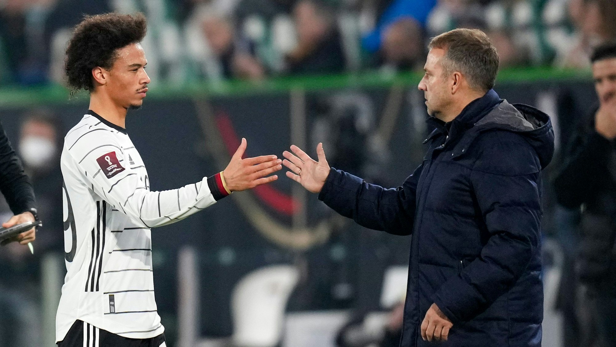 Leroy Sané geht vom Feld und wird von Hansi Flick abgeklatscht.