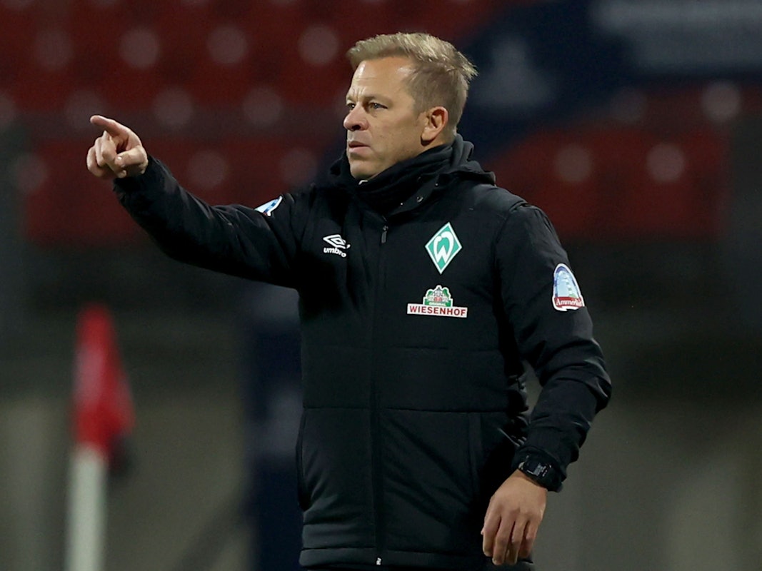 Markus Anfang gestikuliert beim Spiel von Werder Bremen beim 1. FC Nürnberg am Spielfeldrand.