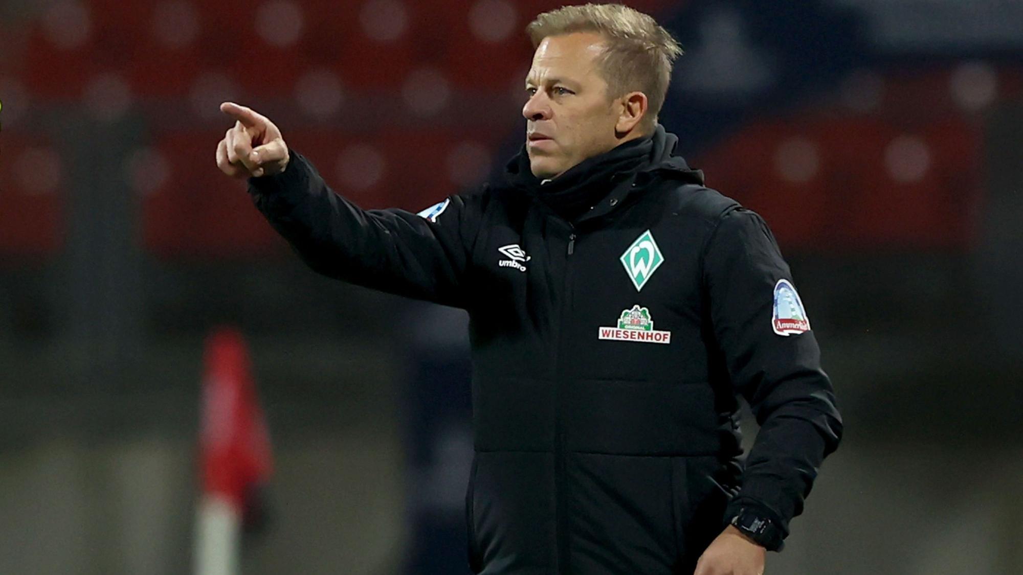 Markus Anfang gestikuliert beim Spiel von Werder Bremen beim 1. FC Nürnberg am Spielfeldrand.
