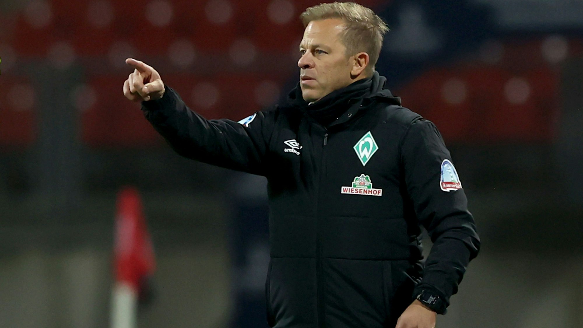 Markus Anfang gestikuliert beim Spiel von Werder Bremen beim 1. FC Nürnberg am Spielfeldrand.