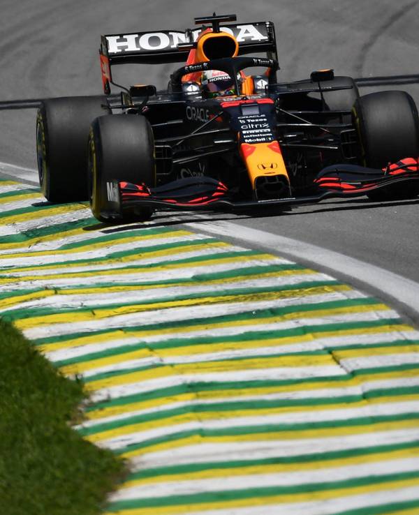 Max Verstappen fährt in Interlagos über die Rennstrecke der Formel 1.