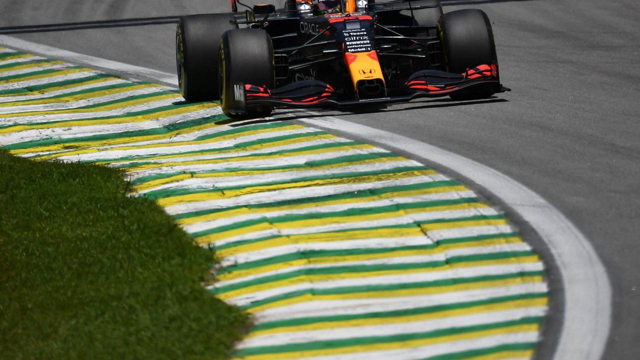 Max Verstappen fährt in Interlagos über die Rennstrecke der Formel 1.