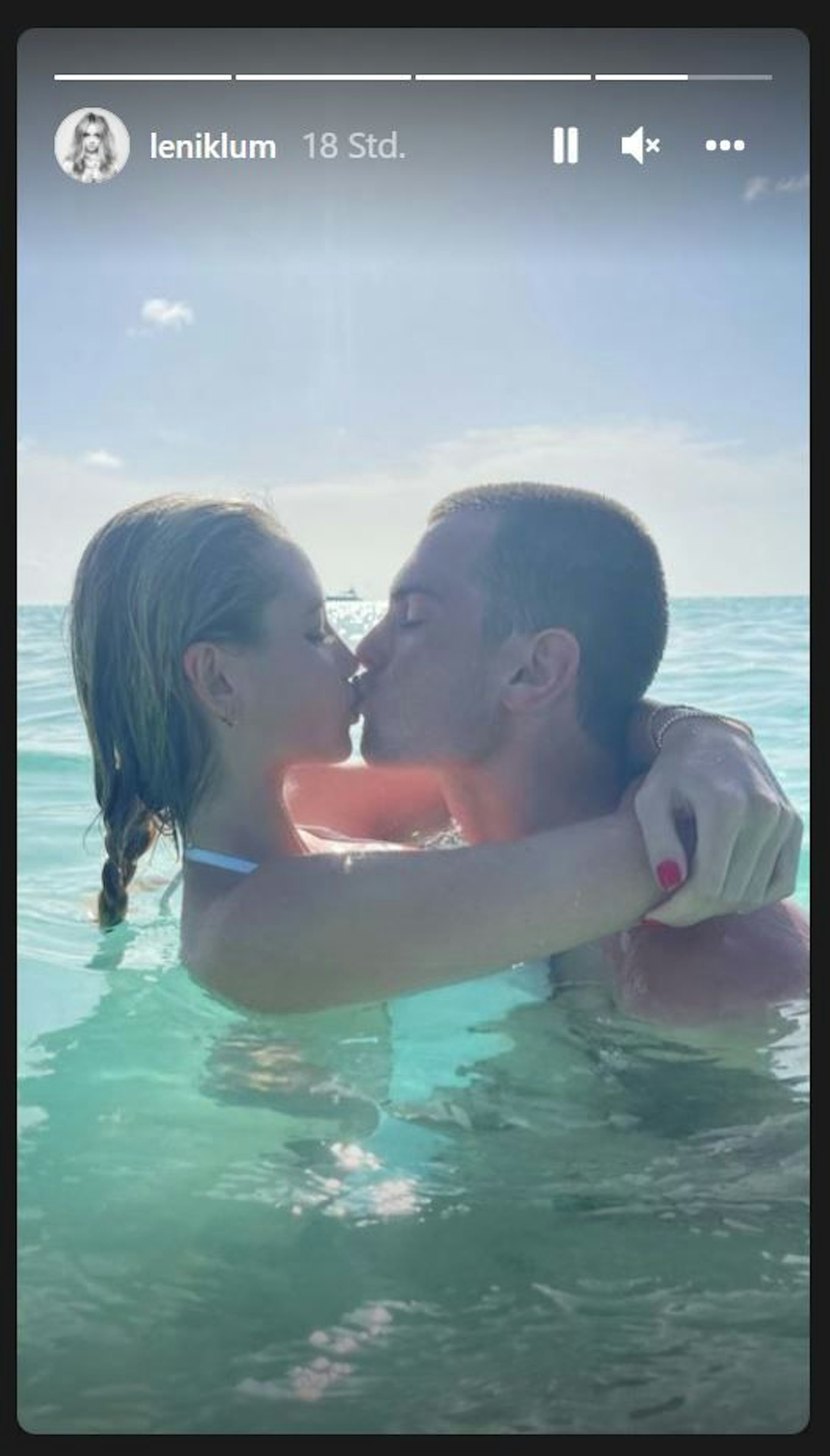 Model Leni Klum, Tochter von Heidi Klum, postet ein Foto von sich und einem jungen Mann, den sie küsst, am 12.11.2021 in eine Instagram-Story. Quelle: Instagram/@leniklum