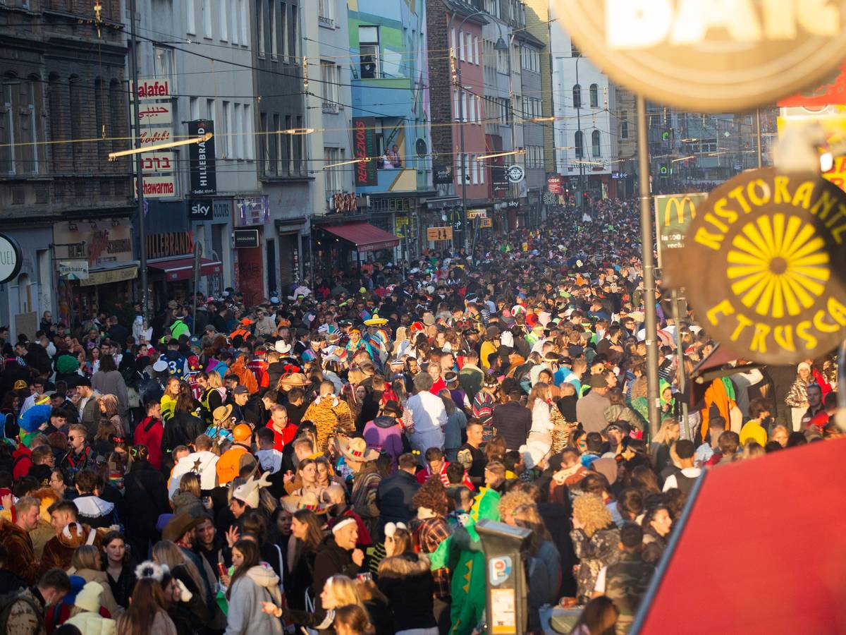 Junge Menschen feiern am 11.11.2021 in dem 2G-Bereich um den Zülpicher Platz und der Zülpicher Straße.