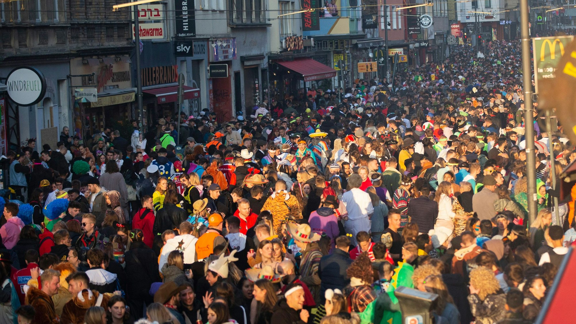 Junge Menschen feiern am 11.11.2021 in dem 2G-Bereich um den Zülpicher Platz und der Zülpicher Straße.