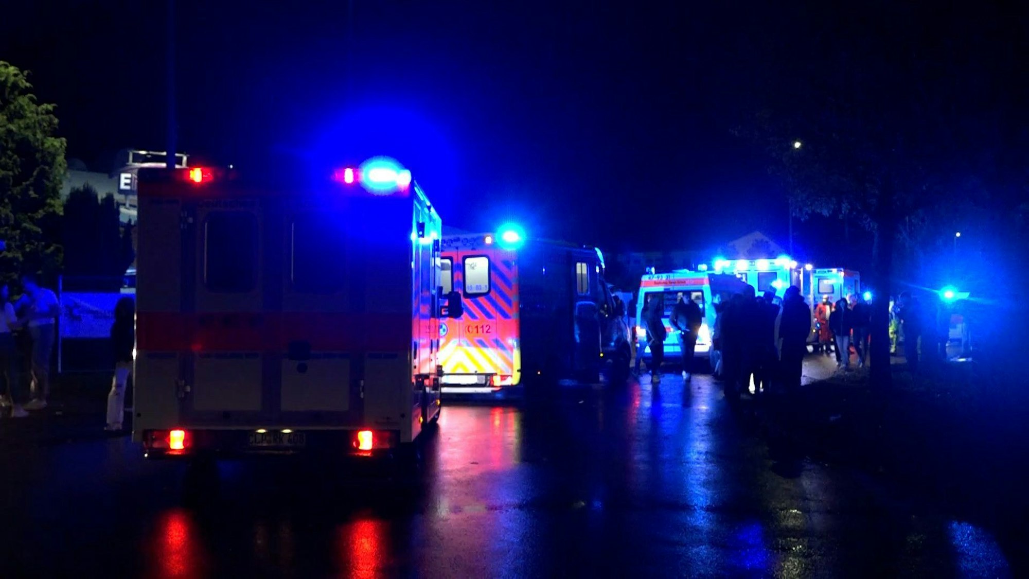 Niedersachsen, Friesoythe: Rettungswagen und Polizei steht von der Diskothek in Friesoythe.