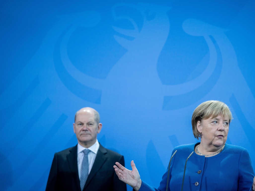 Bundeskanzlerin Angela Merkel (CDU) ist besorgt: Sie fordert einen neuen Schwellenwert in Bezug auf den politischen Umgang mit Corona. Das Foto zeigt die Politikerin mit SPD-Mann Olaf Scholz im November 2021 in Berlin.