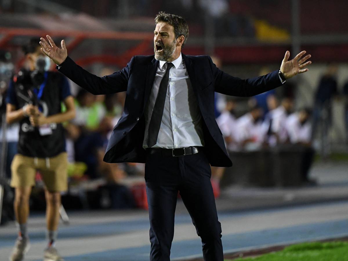 Thomas Christiansen gestikuliert beim Länderspiel von Panama am Spielfeldrand.