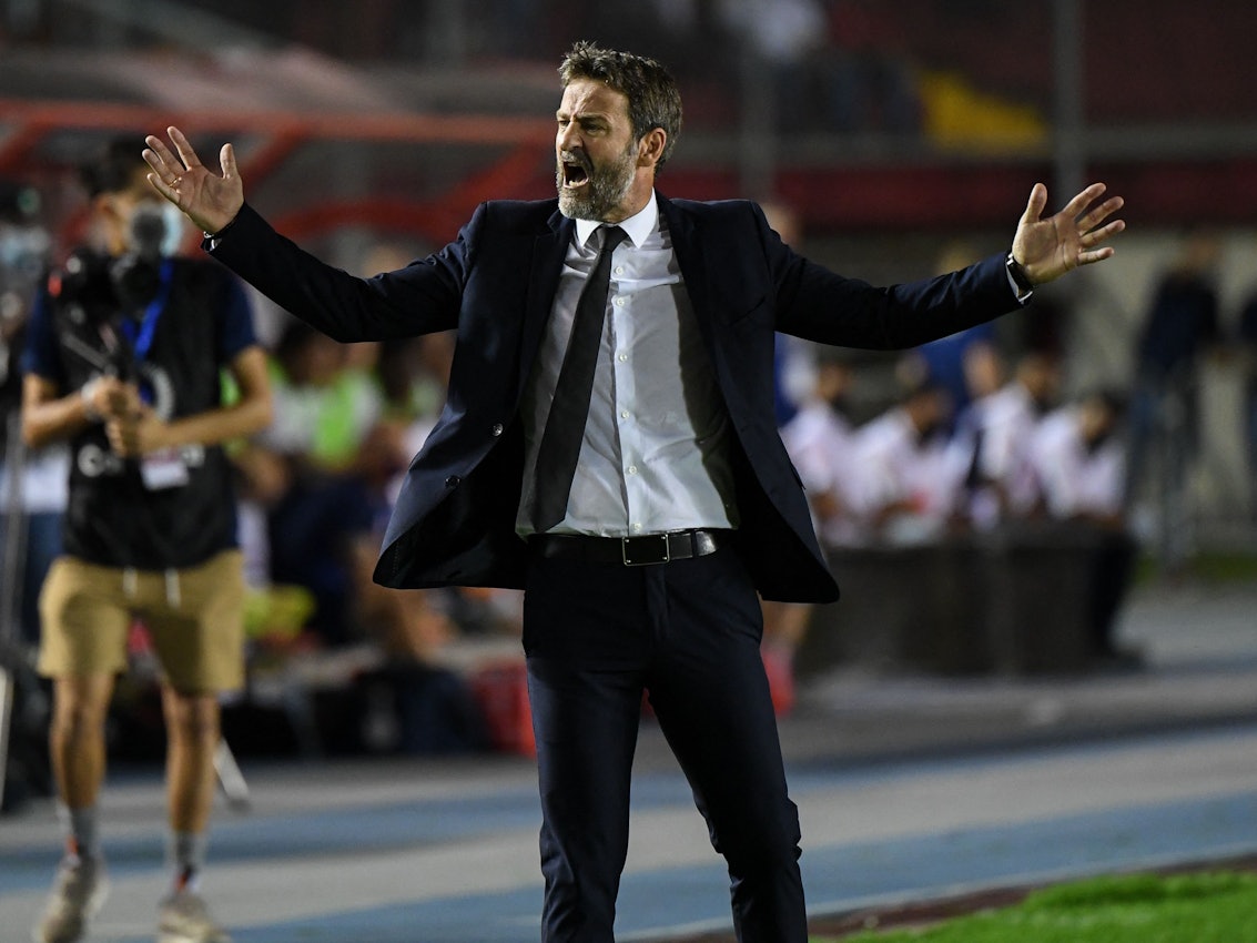 Thomas Christiansen gestikuliert beim Länderspiel von Panama am Spielfeldrand.