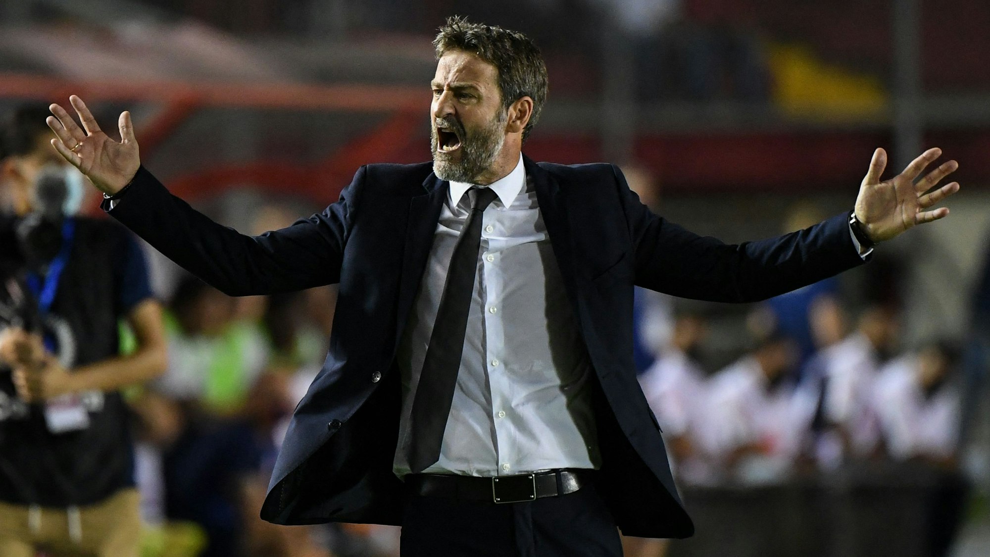 Thomas Christiansen gestikuliert beim Länderspiel von Panama am Spielfeldrand.