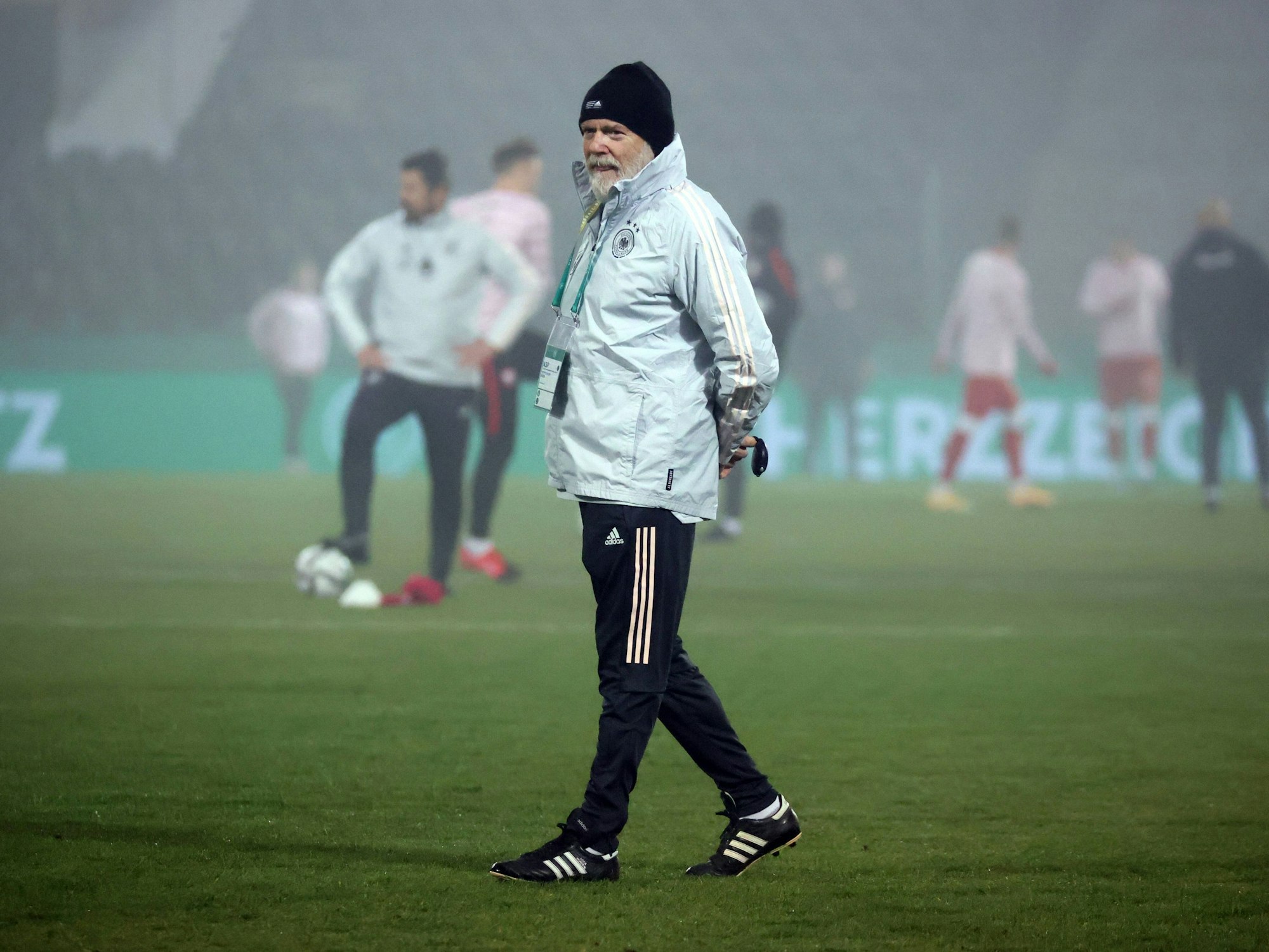 Co-Trainer Hermann Gerland geht über den Platz.