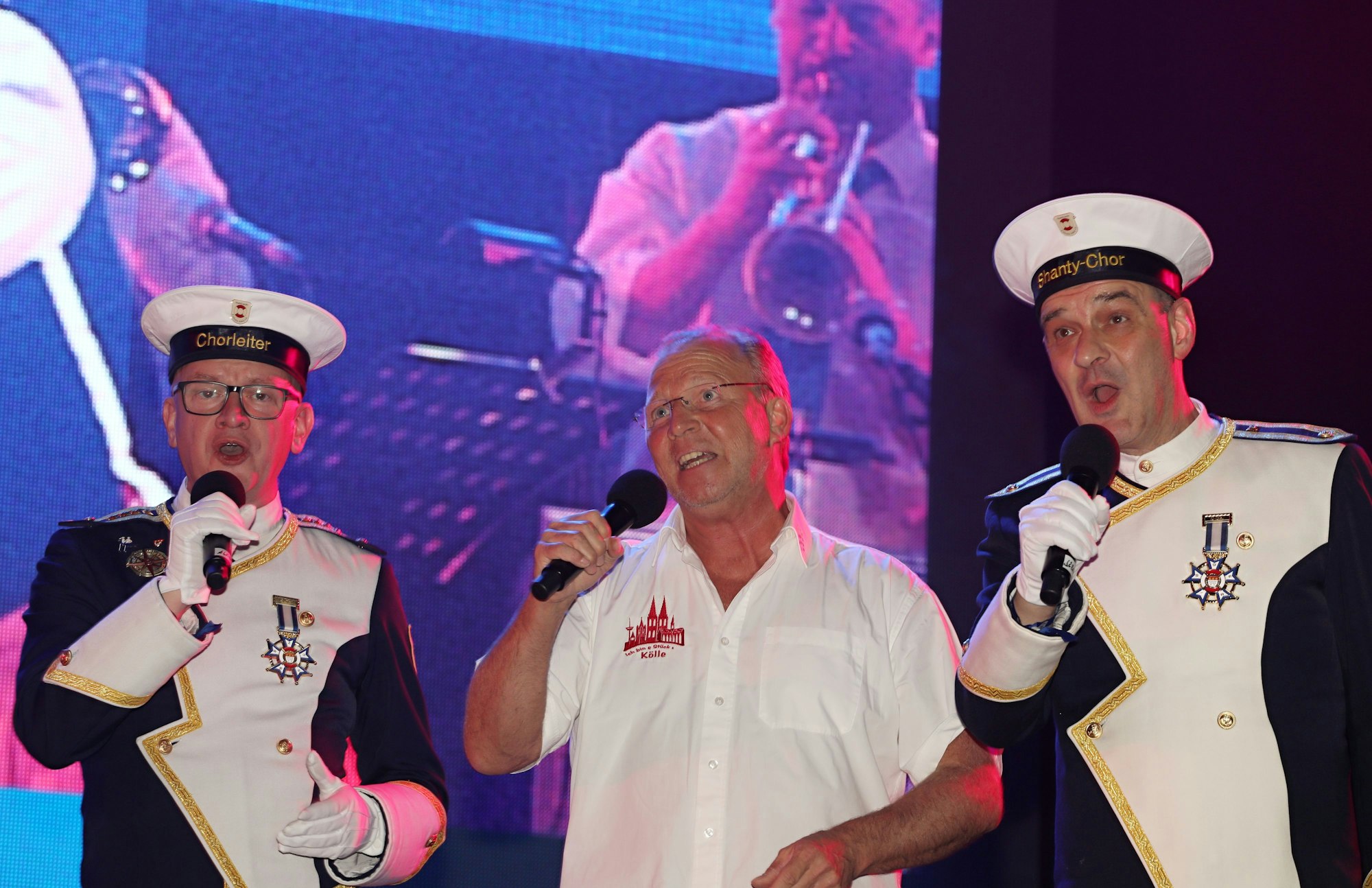 Gotti Kahlenberg singt mit Mitgliedern der Statrgarde