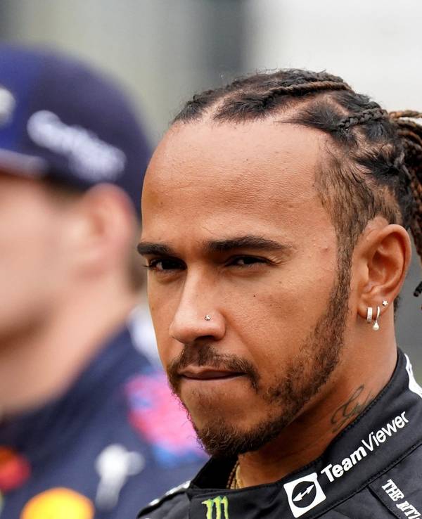 Lewis Hamilton und Max Verstappen gehen durch das Fahrerlager der Formel 1.