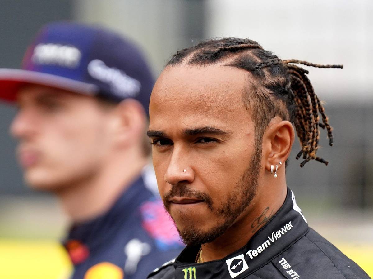 Lewis Hamilton und Max Verstappen gehen durch das Fahrerlager der Formel 1.