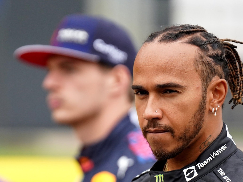 Lewis Hamilton und Max Verstappen gehen durch das Fahrerlager der Formel 1.