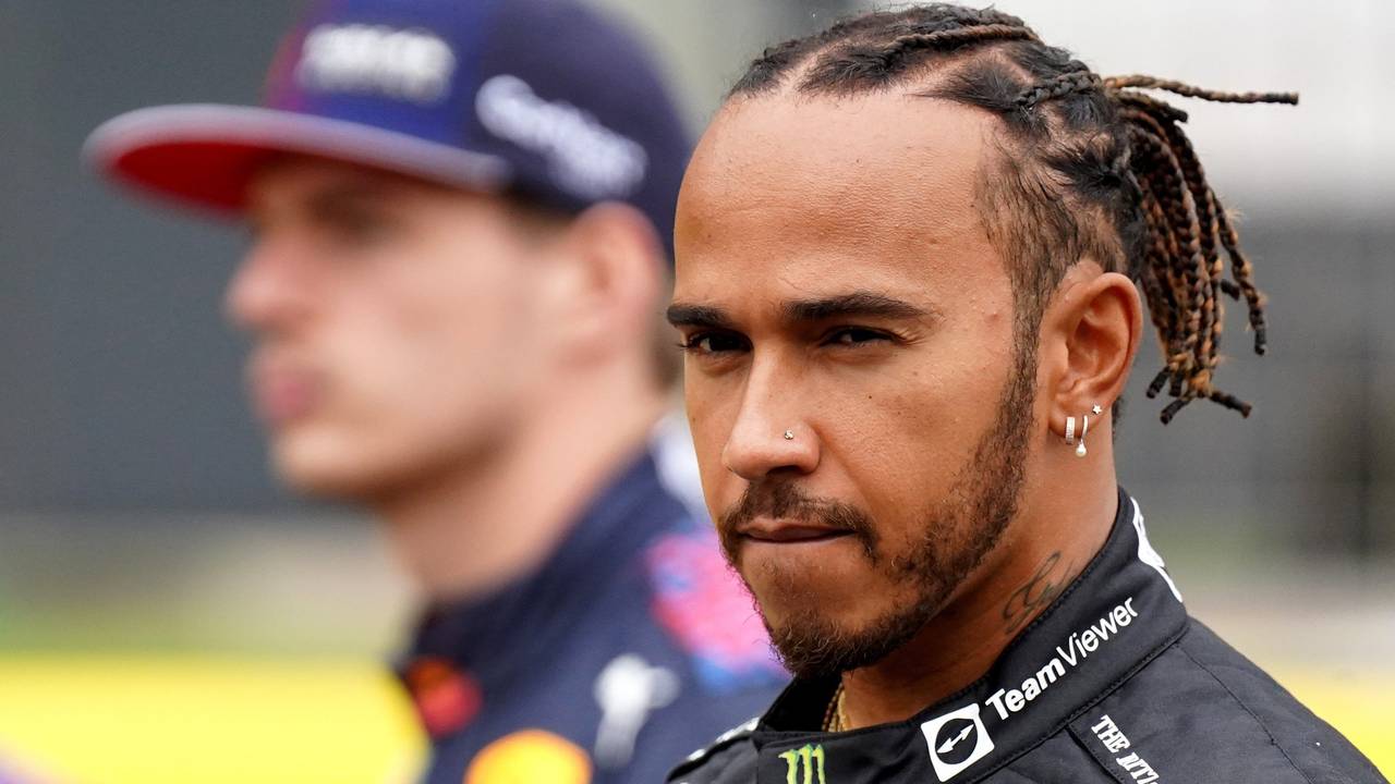 Lewis Hamilton und Max Verstappen gehen durch das Fahrerlager der Formel 1.