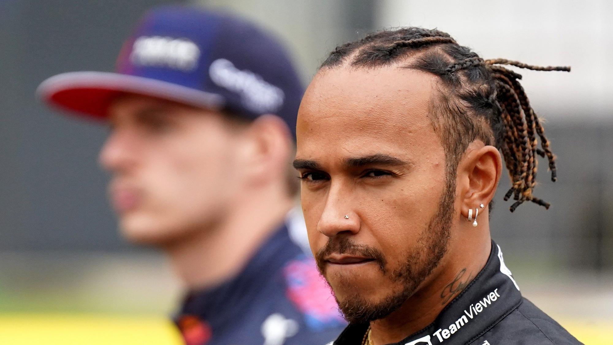 Lewis Hamilton und Max Verstappen gehen durch das Fahrerlager der Formel 1.