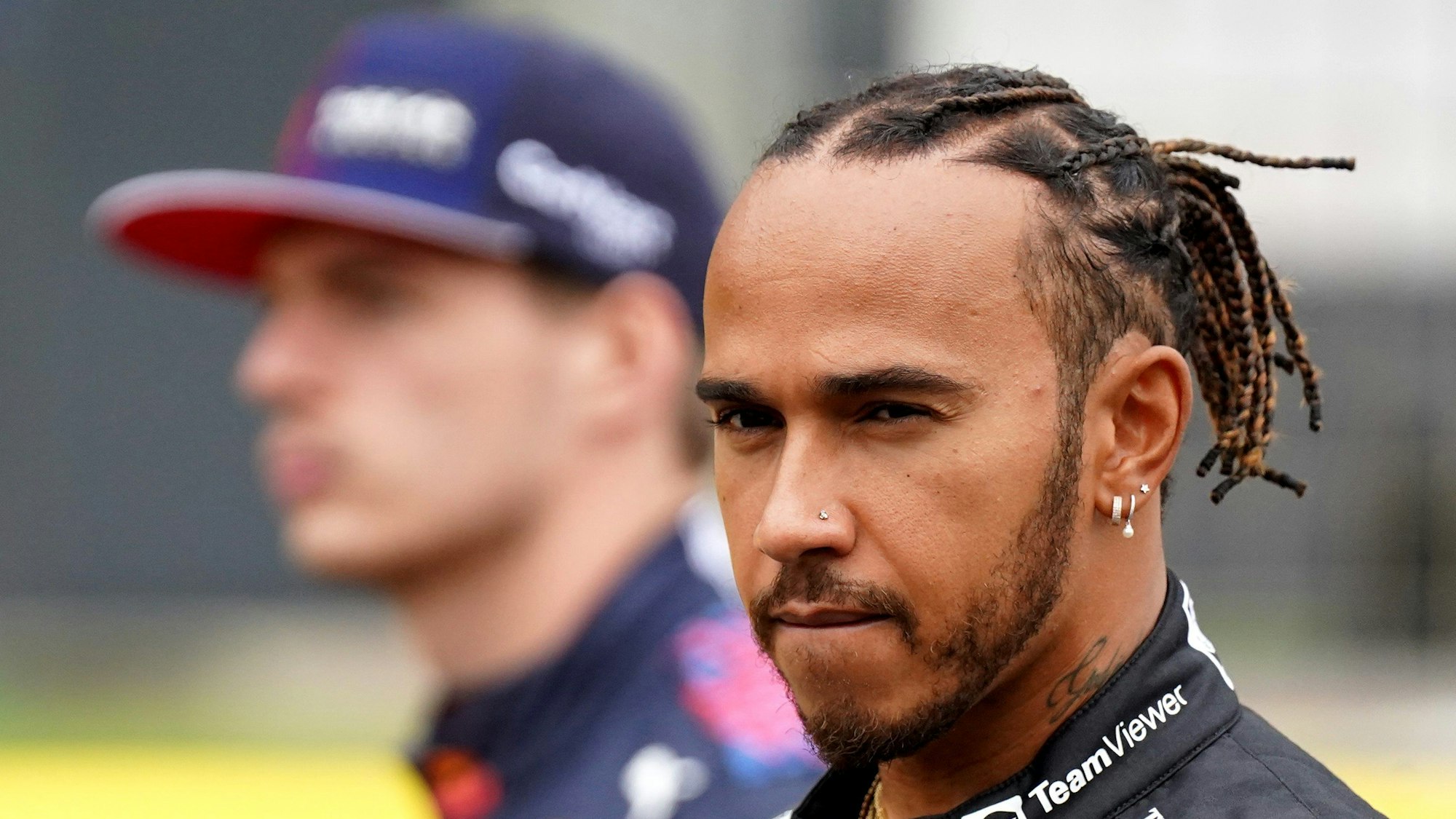 Lewis Hamilton und Max Verstappen gehen durch das Fahrerlager der Formel 1.