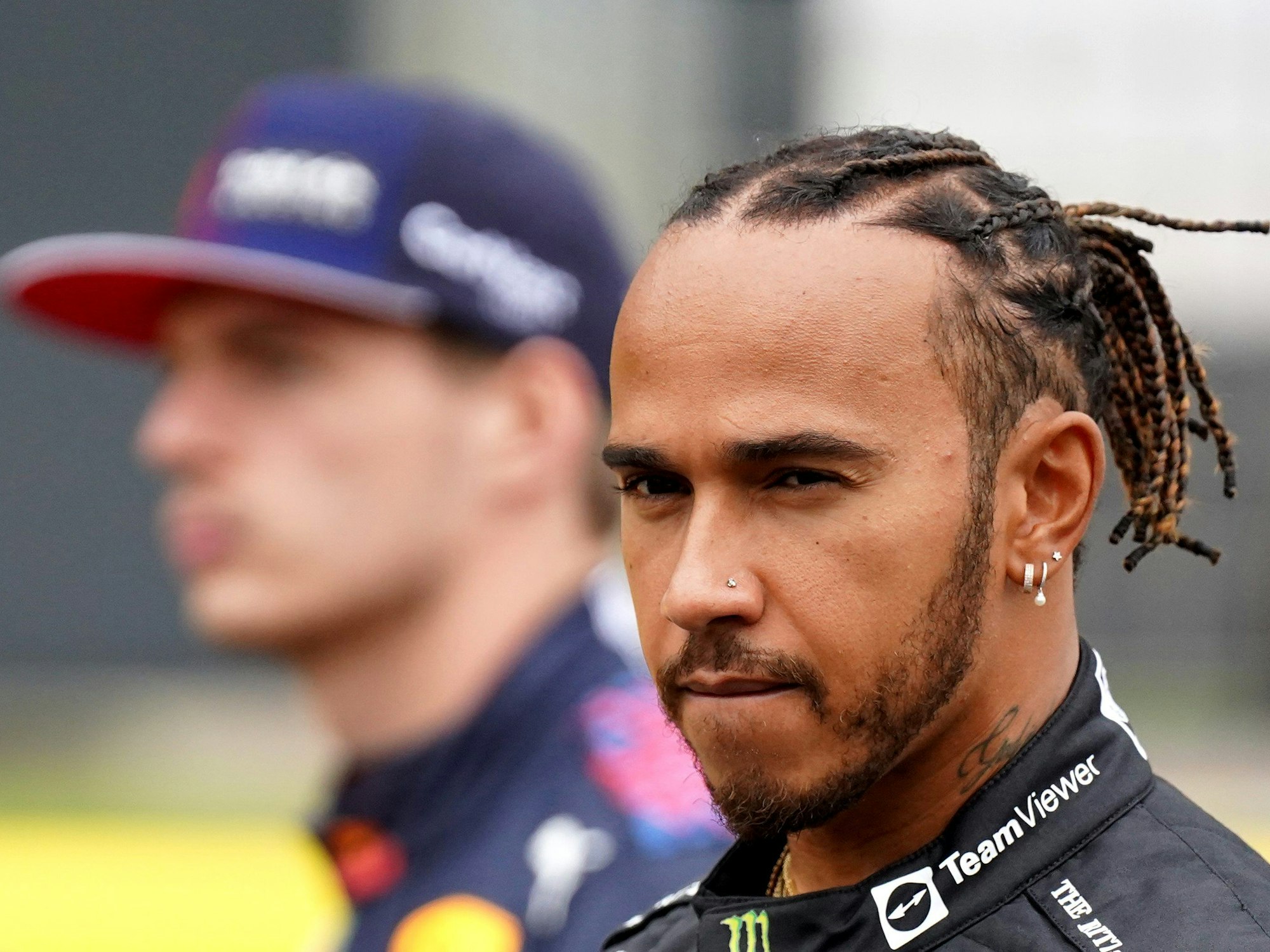 Lewis Hamilton und Max Verstappen gehen durch das Fahrerlager der Formel 1.