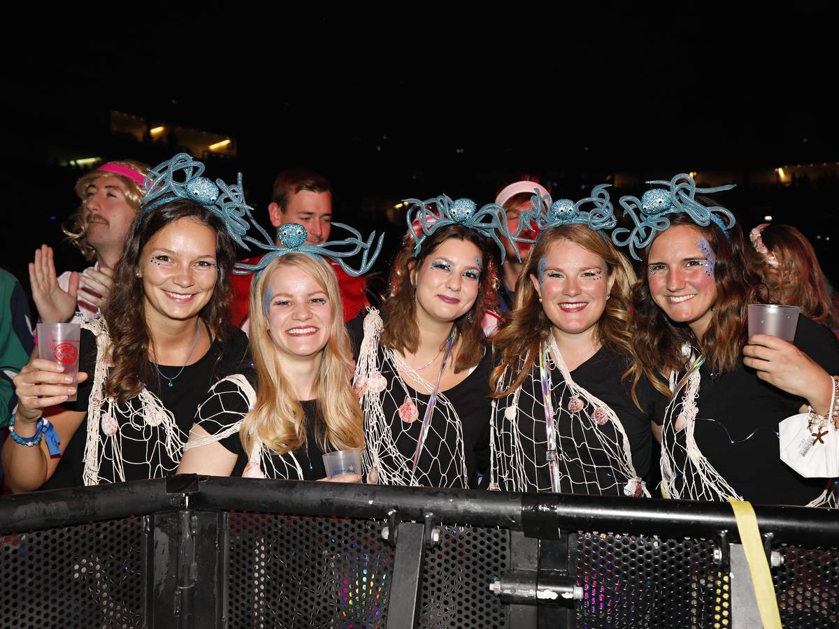 Besucherinnen in der Lanxess-Arena am 13.11. 2021