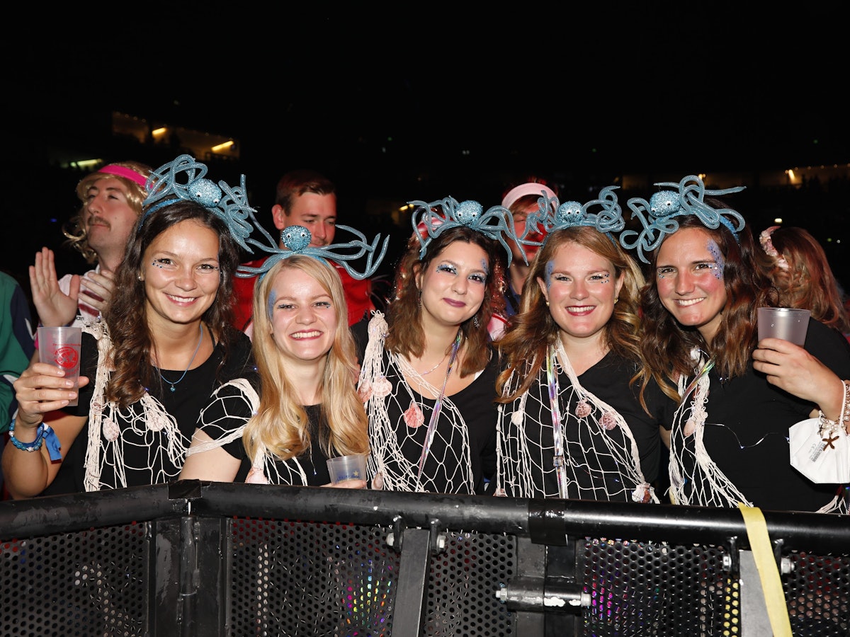Besucherinnen in der Lanxess-Arena am 13.11. 2021
