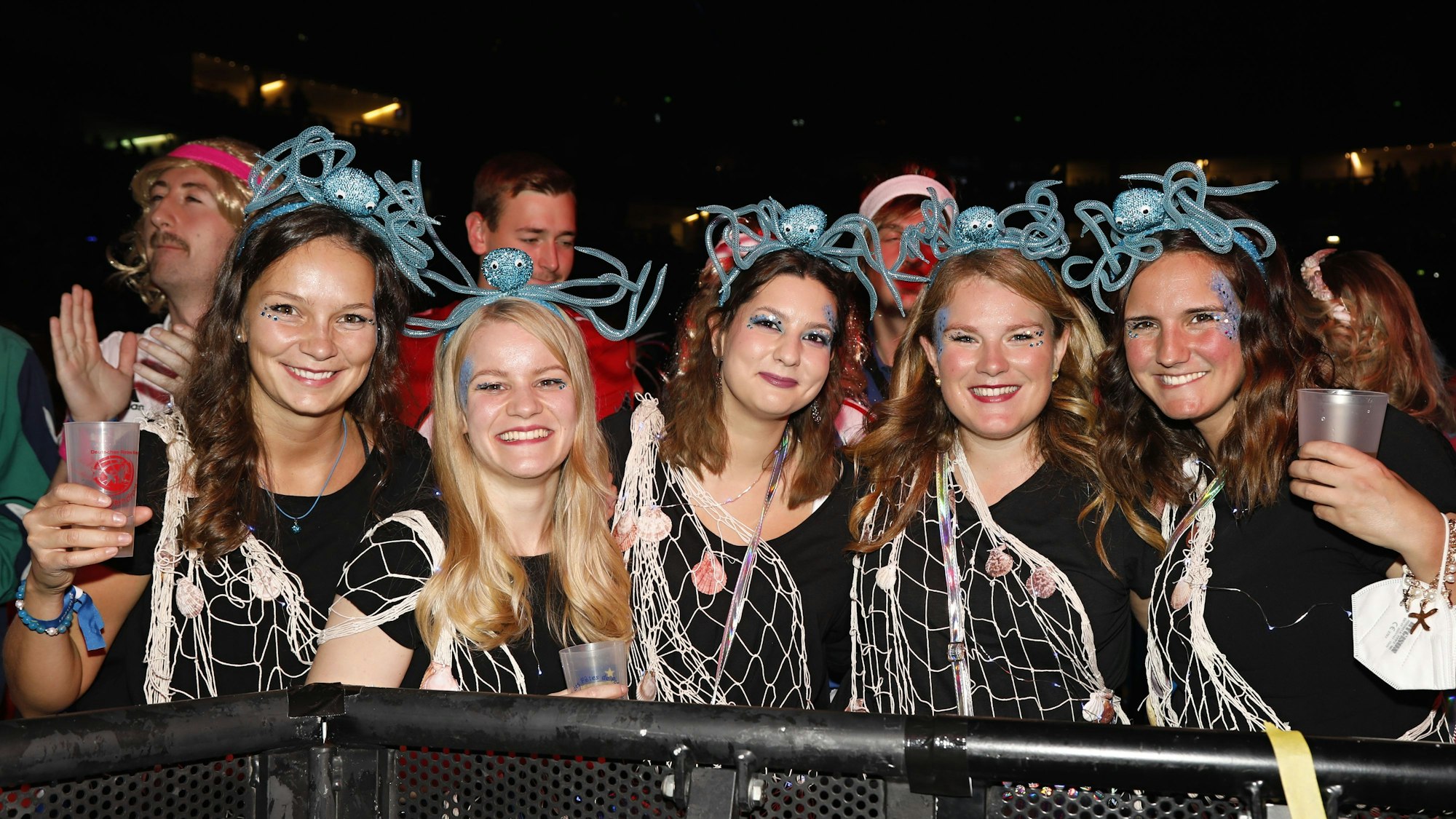 Besucherinnen in der Lanxess-Arena am 13.11. 2021