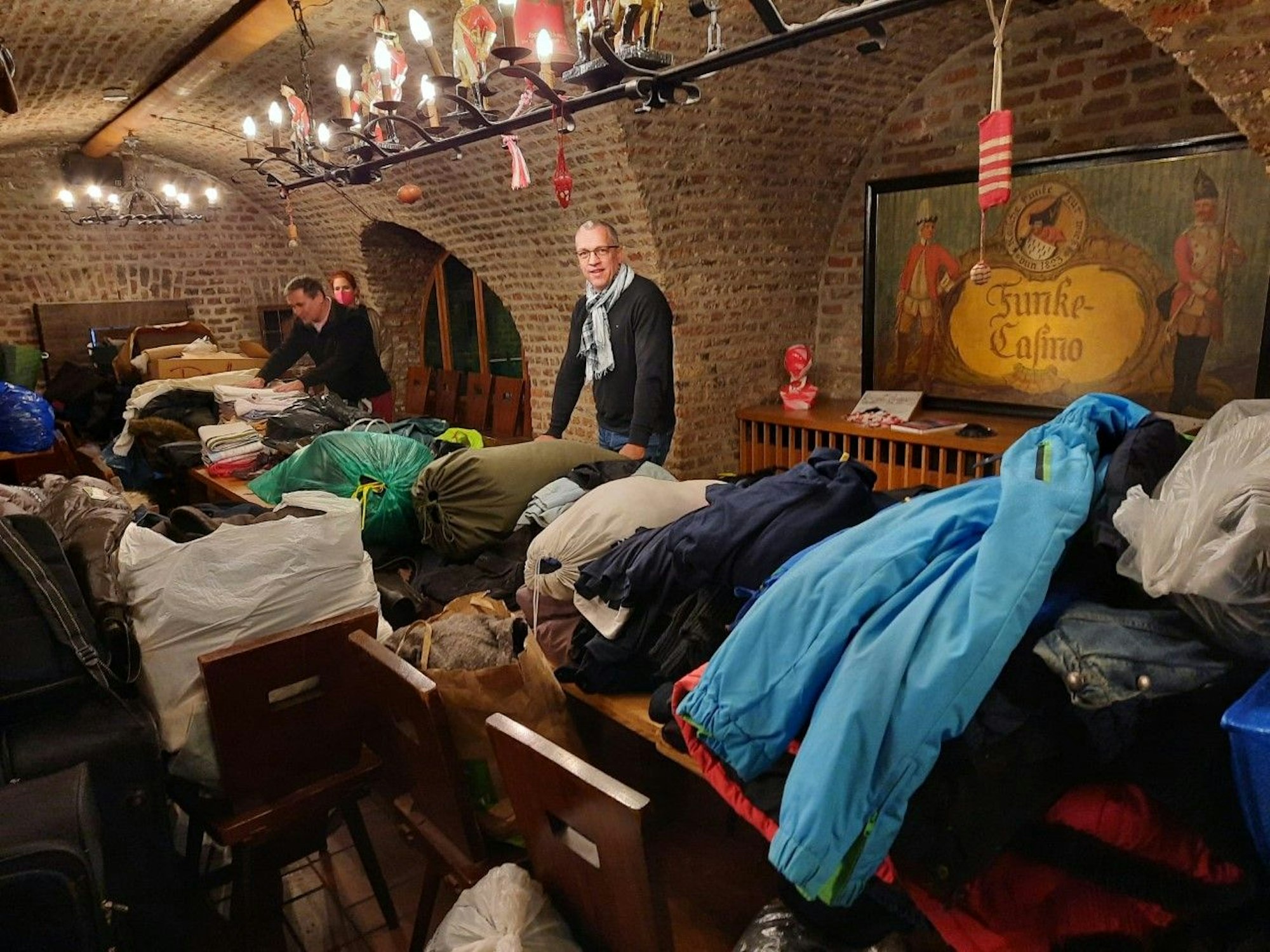 Mitarbeiter bei der Kleiderspende im Kölner Annoheim (13.11.2021)