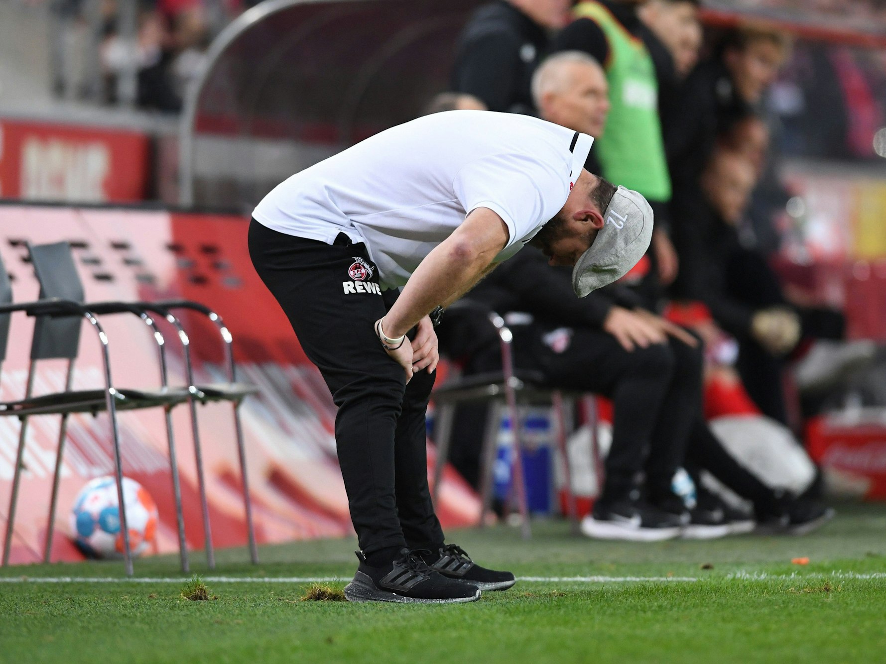 Steffen Baumgart stützt resignierend die Hände auf die Knie: Gegen Union Berlin kassierte sein Team erneut zwei Gegentreffer.
