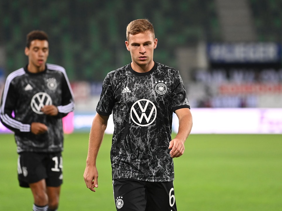 Fußball: WM-Qualifikation Europa, Liechtenstein - Deutschland, Gruppenphase, Gruppe J, 4. Spieltag im Kybunpark. Deutschlands Jamal Musiala und Joshua Kimmich (r) wärmen sich auf. +++ dpa-Bildfunk +++