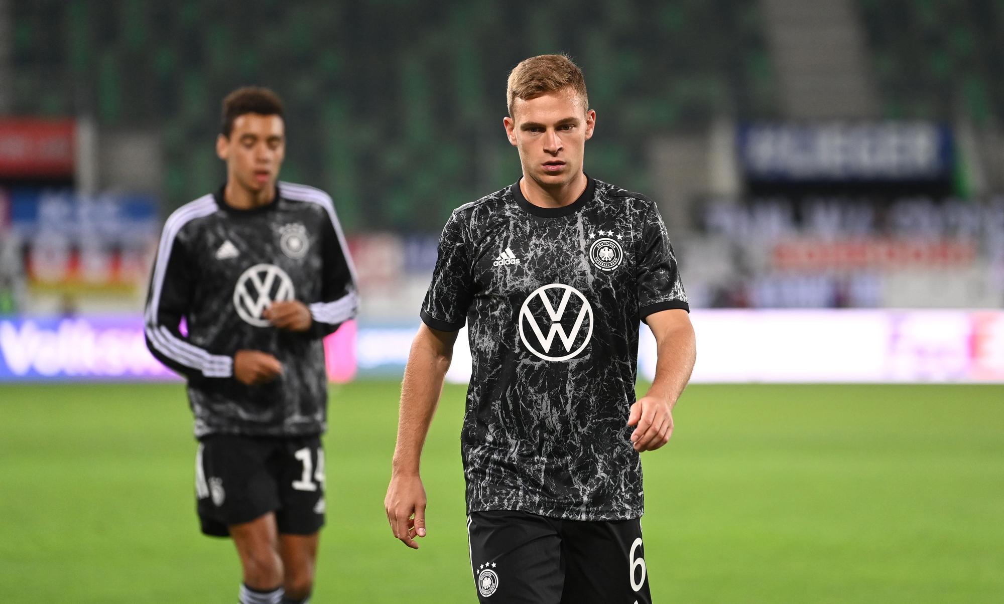 Fußball: WM-Qualifikation Europa, Liechtenstein - Deutschland, Gruppenphase, Gruppe J, 4. Spieltag im Kybunpark. Deutschlands Jamal Musiala und Joshua Kimmich (r) wärmen sich auf. +++ dpa-Bildfunk +++