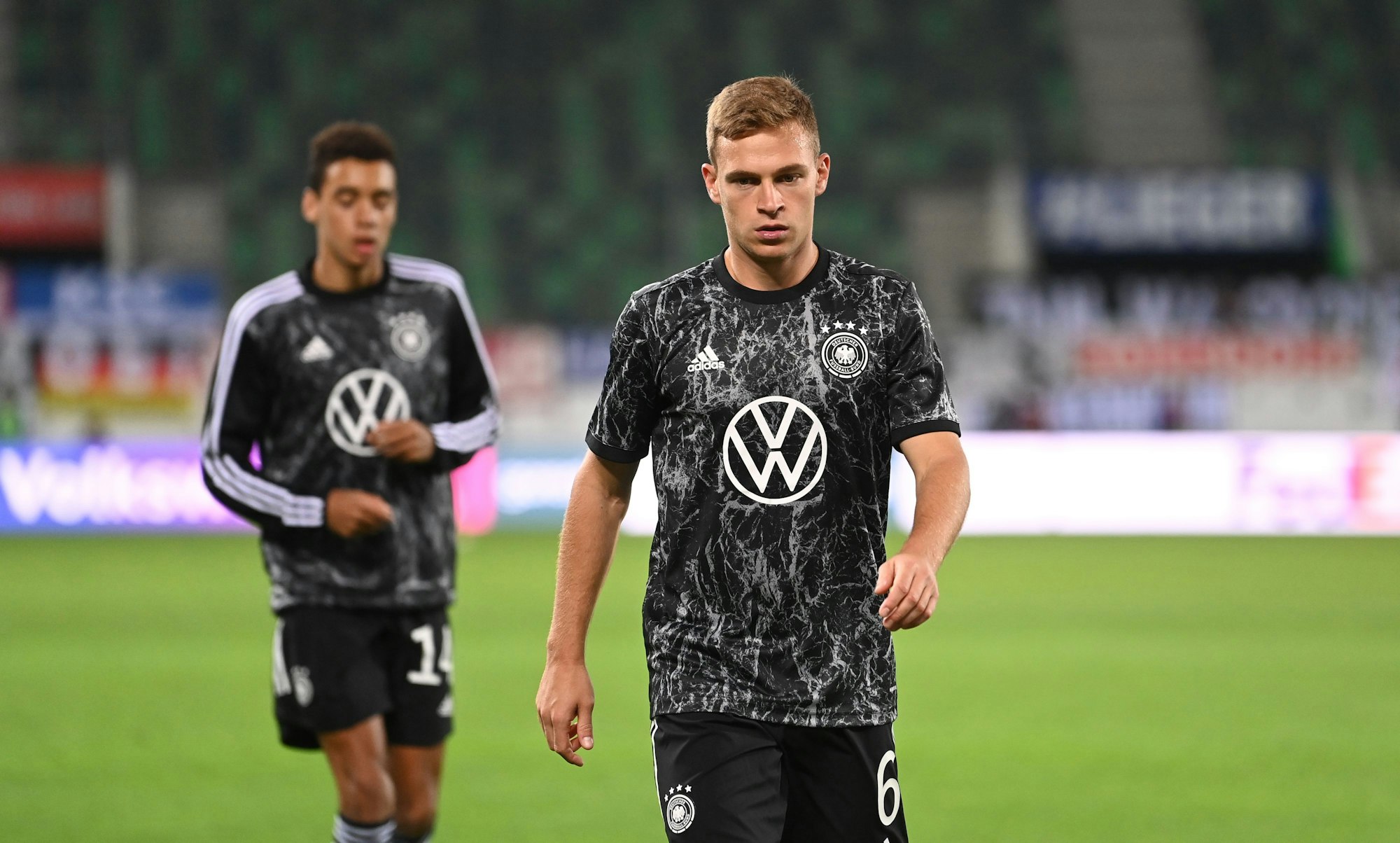 Fußball: WM-Qualifikation Europa, Liechtenstein - Deutschland, Gruppenphase, Gruppe J, 4. Spieltag im Kybunpark. Deutschlands Jamal Musiala und Joshua Kimmich (r) wärmen sich auf. +++ dpa-Bildfunk +++