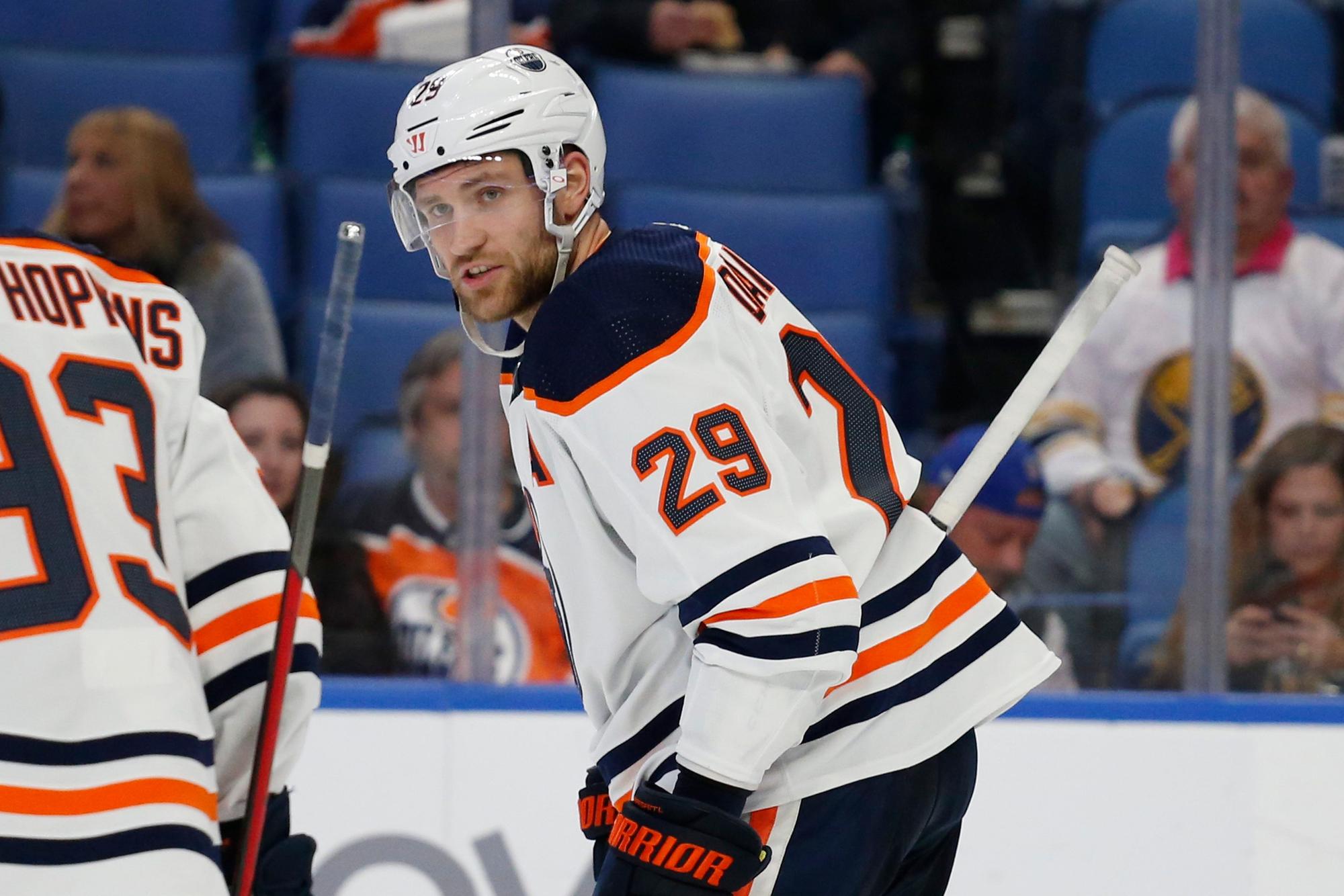NHL-Star Leon Draisaitl feiert seinen Treffer für die Edmonton Oilers gegen die Buffalo Sabres