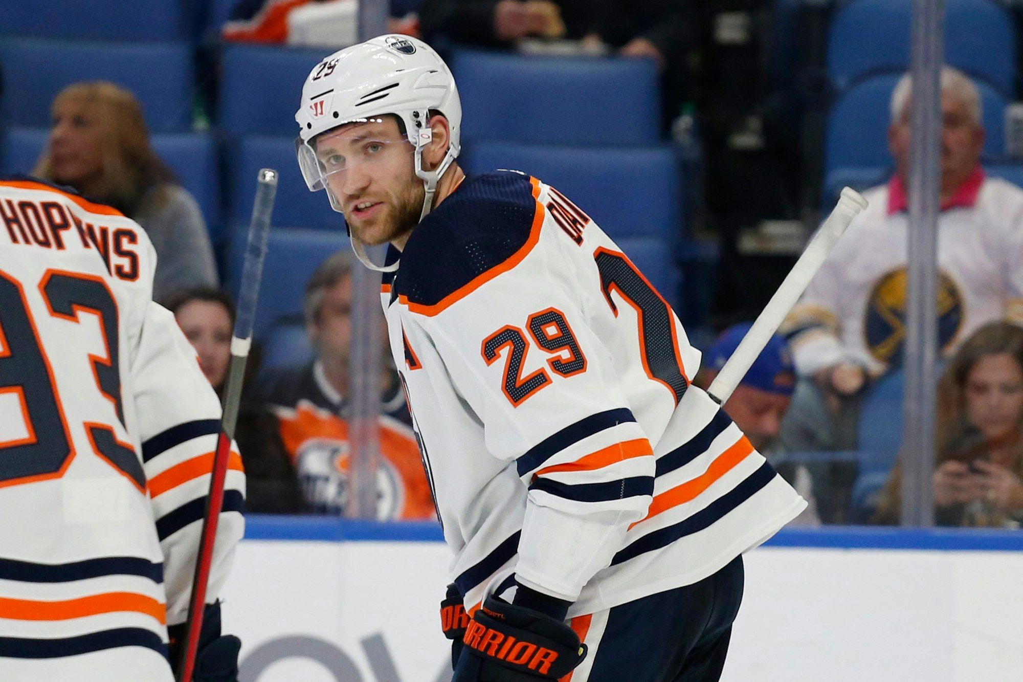 NHL-Star Leon Draisaitl feiert seinen Treffer für die Edmonton Oilers gegen die Buffalo Sabres