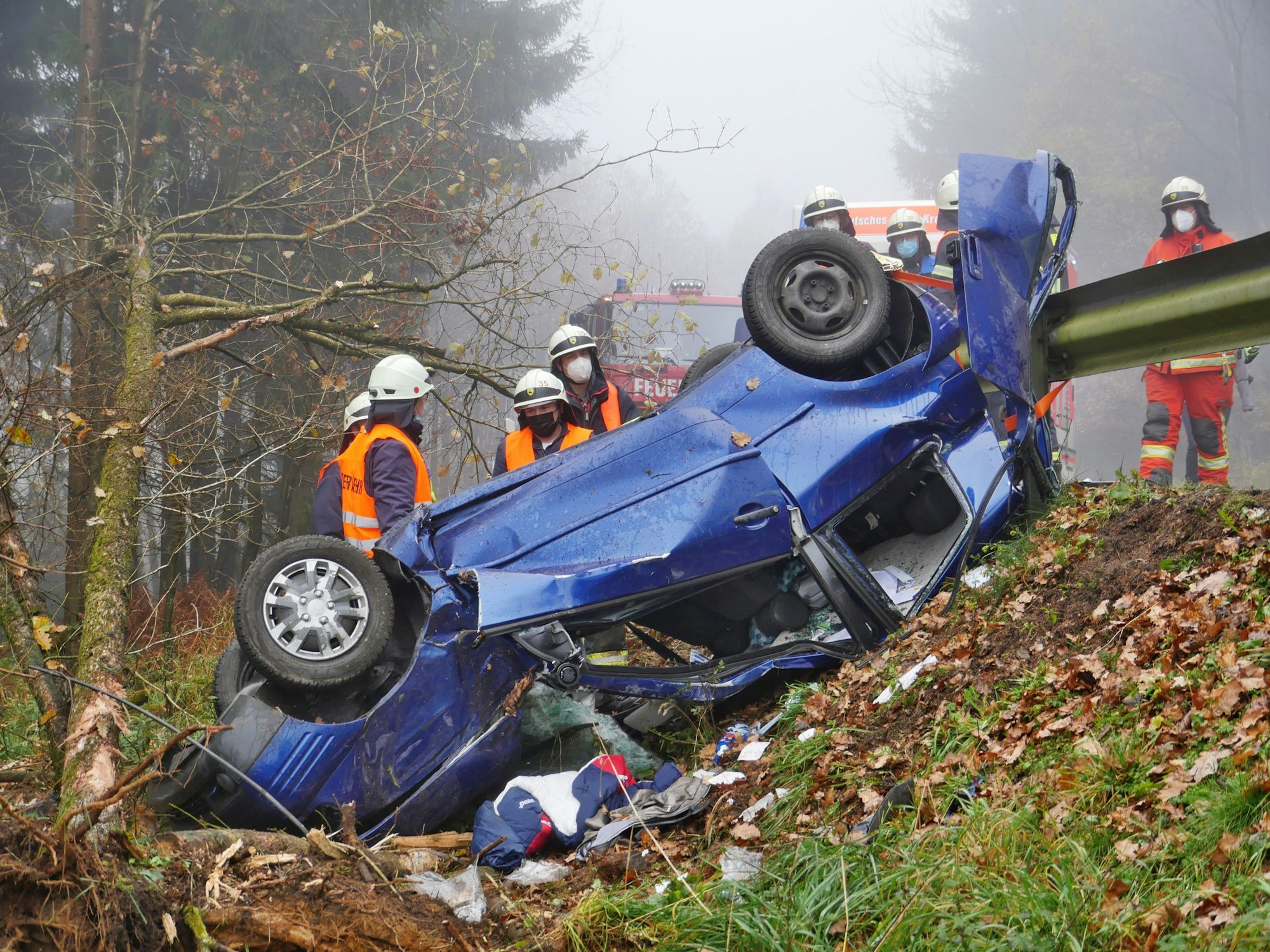 Das völlig zerstörte Auto nach dem Unfall in Netphen (NRW) am Samstag (13. November 2021).