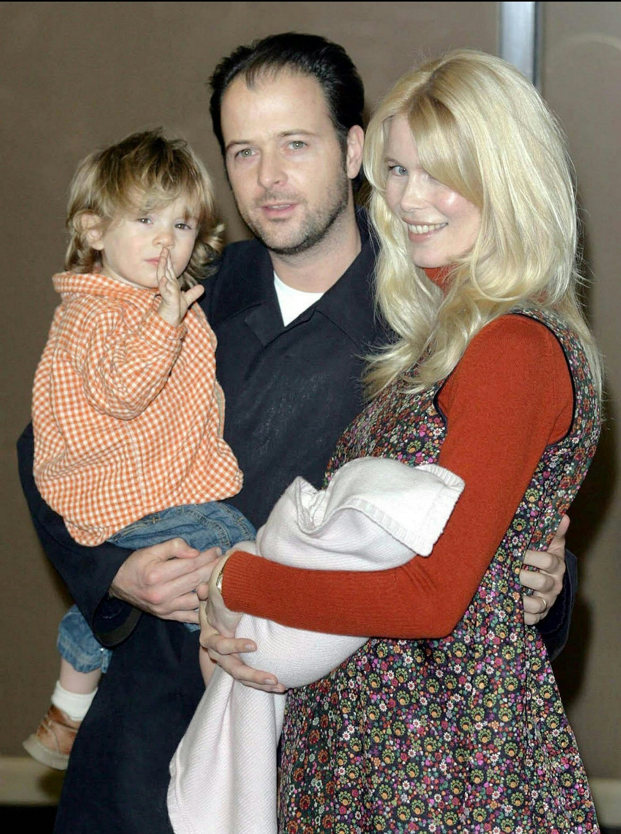 Claudia Schiffer und ihr Ehemann Matthew Vaughn 2004 vor einem Krankenhaus in London: Auf dem Arm von Fischer: die frisch geborene Clementine. Daneben ihr Sohn Casper.