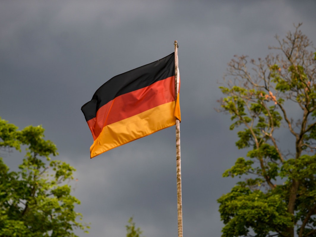 Die deutsche Flagge weht vor dunklen Wolken im Wind. Heute ist das Spiel der deutschen Mannschaft gegen England im Achtelfinale. +++ dpa-Bildfunk +++