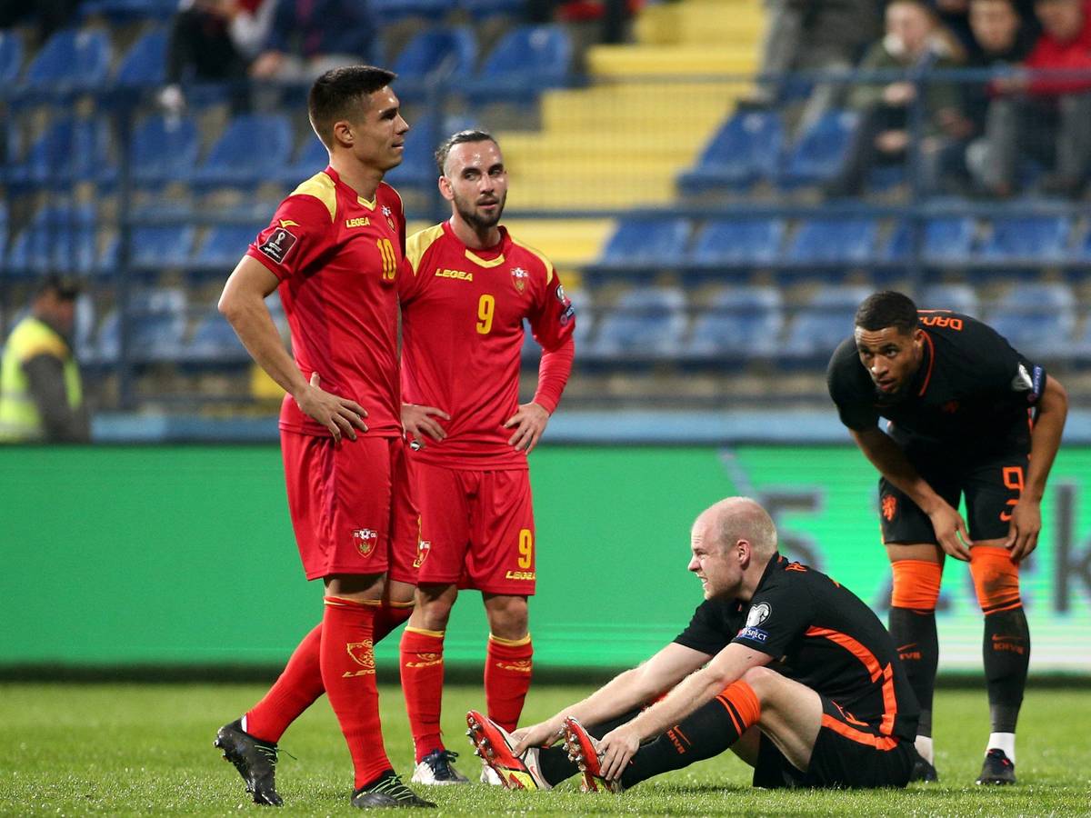 Davy Klaassen sitzt im Spiel der Niederlande auf dem Rasen.