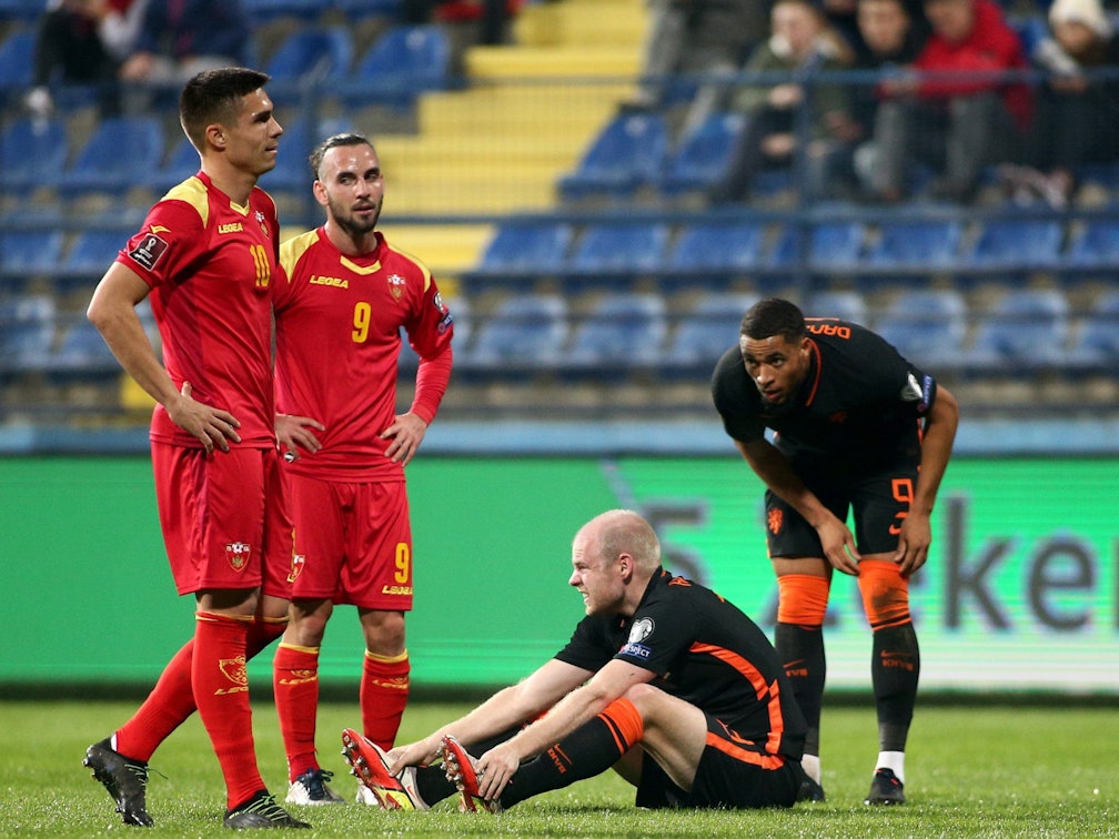 Davy Klaassen sitzt im Spiel der Niederlande auf dem Rasen.