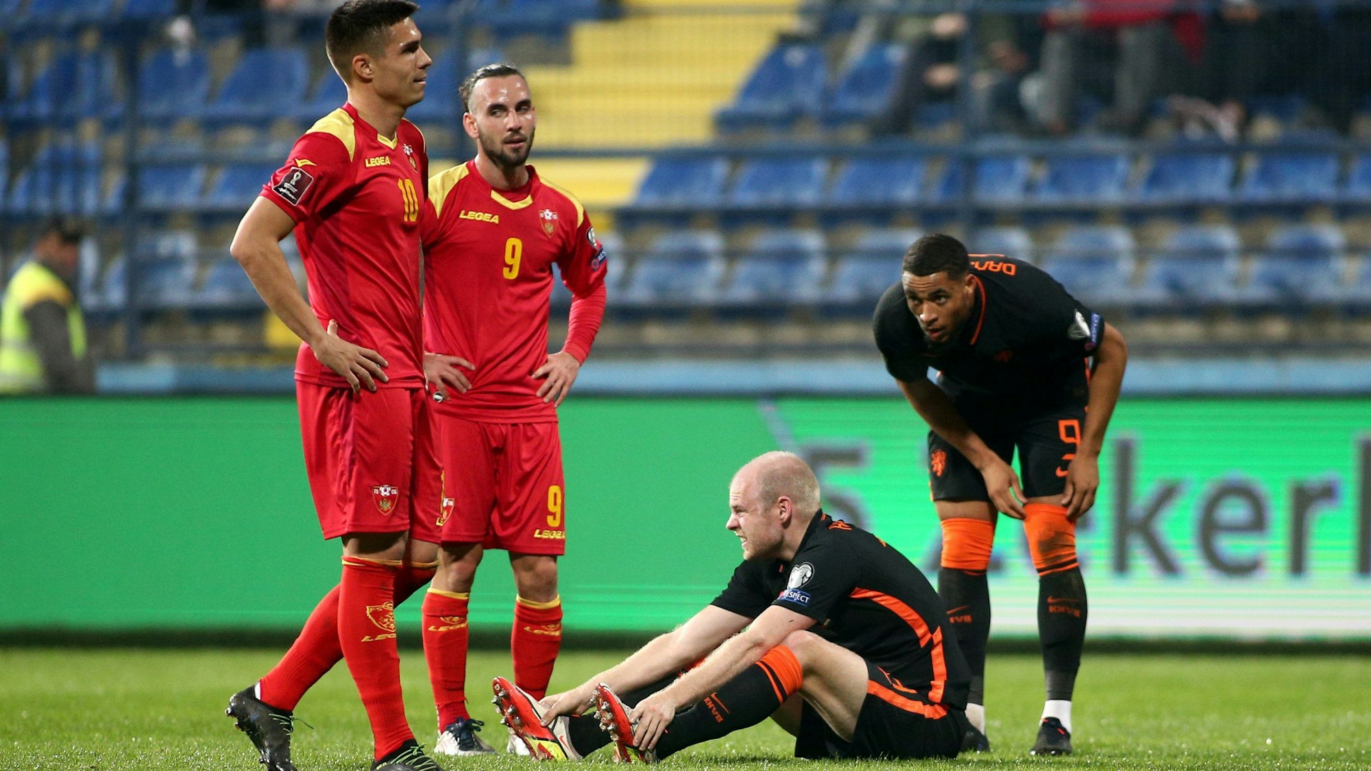 Davy Klaassen sitzt im Spiel der Niederlande auf dem Rasen.