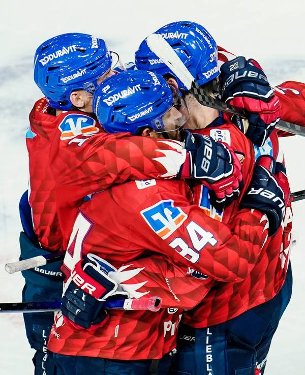 Mannheims Torschütze Thomas Larkin (rechts) jubelt mit seinen Adler-Mannschaftskollegen über das Tor zum 2:2 gegen die Nürnberg Ice Tigers.