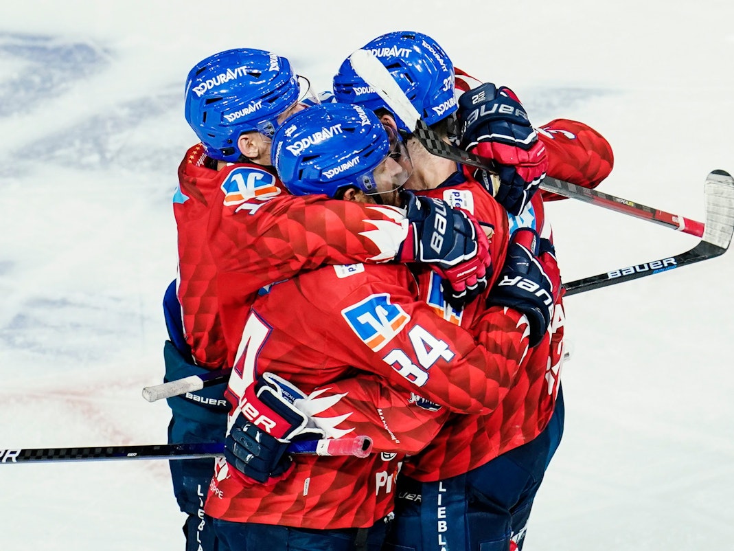 Mannheims Torschütze Thomas Larkin (rechts) jubelt mit seinen Adler-Mannschaftskollegen über das Tor zum 2:2 gegen die Nürnberg Ice Tigers.
