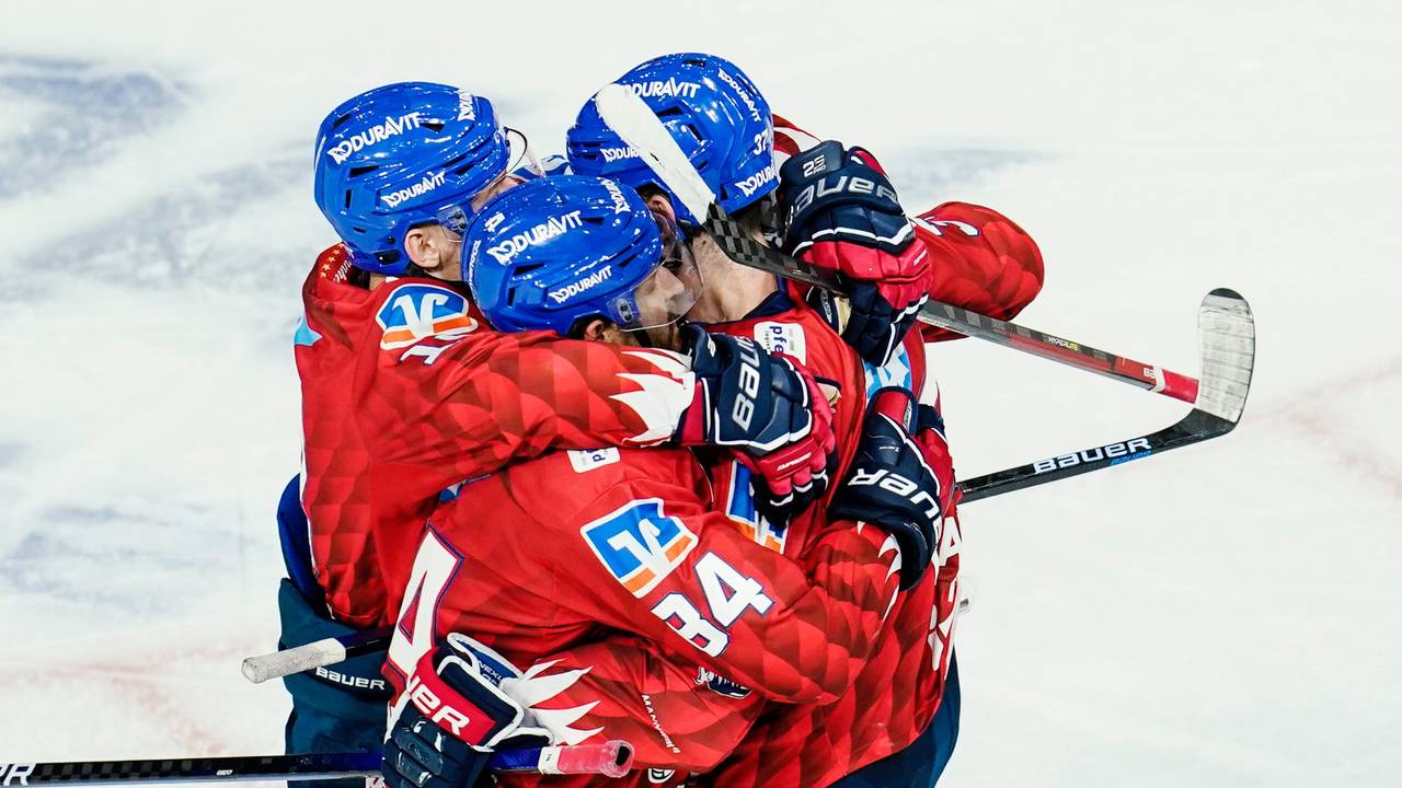 Mannheims Torschütze Thomas Larkin (rechts) jubelt mit seinen Adler-Mannschaftskollegen über das Tor zum 2:2 gegen die Nürnberg Ice Tigers.